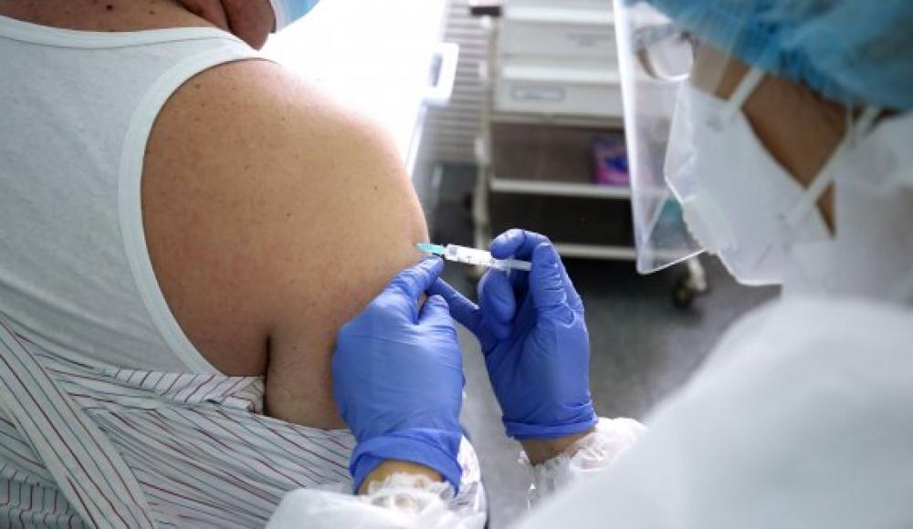Израильский профессор: «Непонятно, откуда появилось столько слухов о вреде прививок против коронавируса»