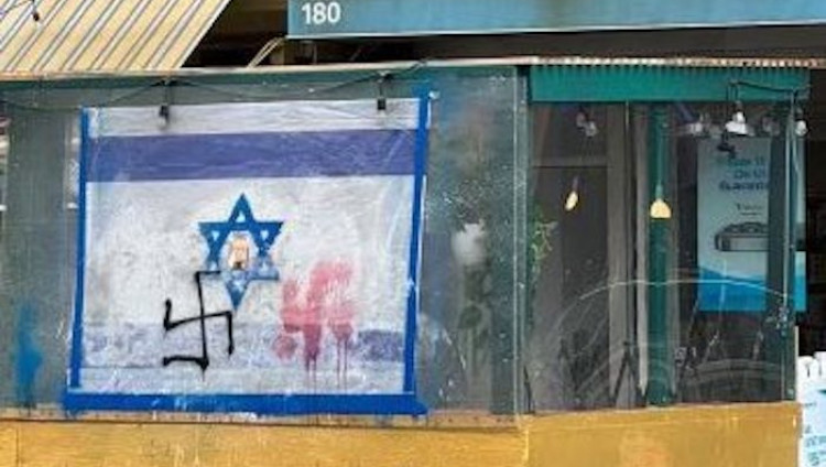 На кафе израильской кухни в Нью-Йорке нарисовали свастику