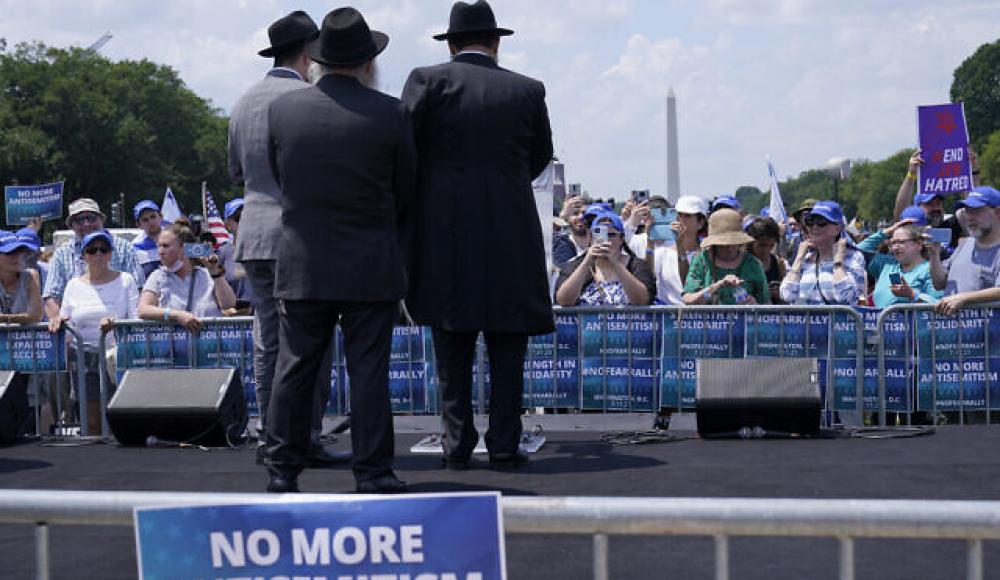 У Капитолия прошел массовый митинг против антисемитизма