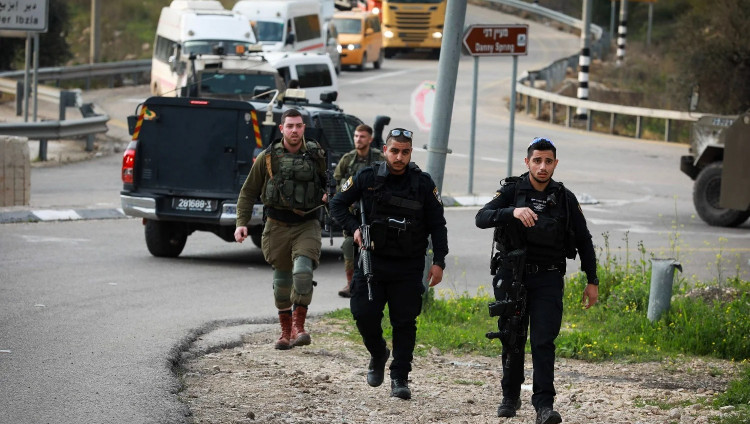 В Самарии израильские военные ведут поиск террориста, обстрелявшего микроавтобус