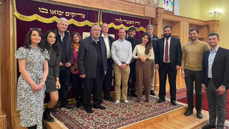 Группа канадских журналистов и писателей посетила бакинскую синагогу