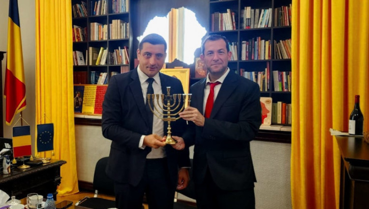 Посол Израиля в Румынии впервые встретился с лидером румынской антисемитской партии
