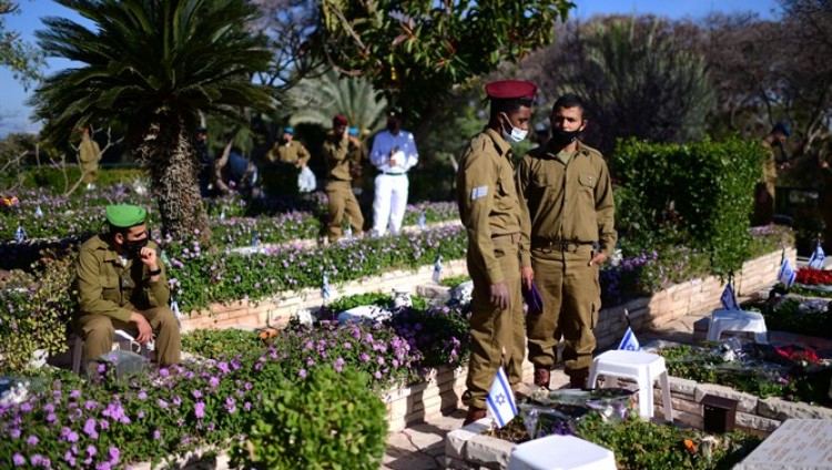 Солдатам ЦАХАЛа разрешили в День памяти приходить на кладбища с оружием