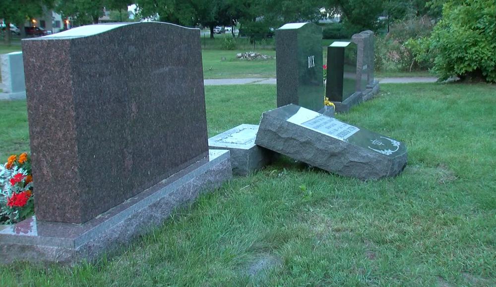 Вандалы повалили 30 памятников на еврейском кладбище в США 