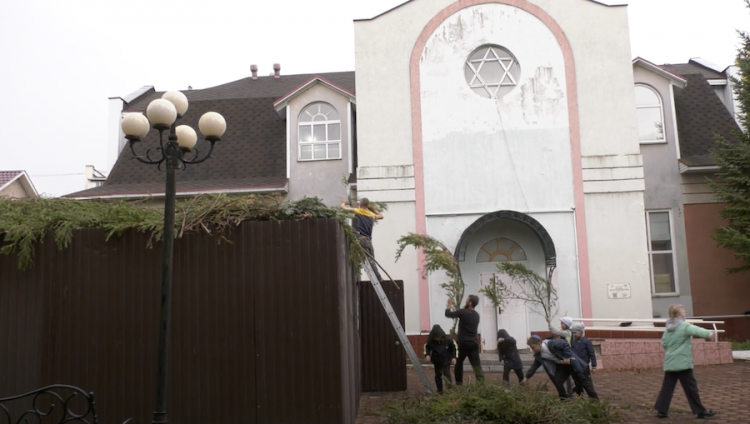 Во дворе биробиджанской синагоги построили праздничный шалаш