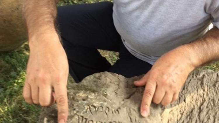 В Азербайджане обнаружена каменная плита с надписью на древнем арамейском языке