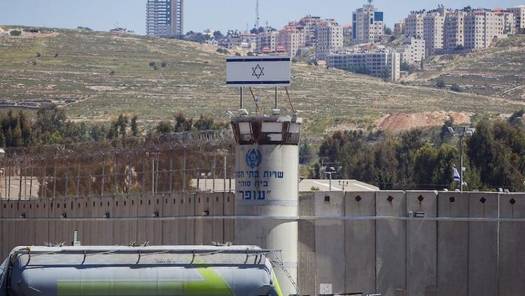 В Израиле освобожденный по ошибке палестинский заключенный добровольно вернулся в тюрьму