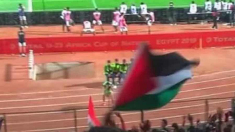 В Израиле болельщик арестован за размахивание палестинским флагом во время футбольного матча