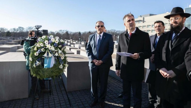 Глава МИД Израиля посетил мемориал памяти жертв Холокоста в Берлине