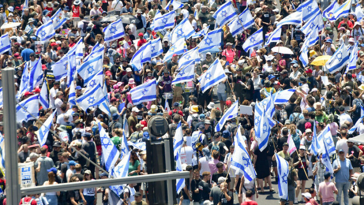 В Израиле проходят массовые протесты: демонстранты заблокировали автомагистрали