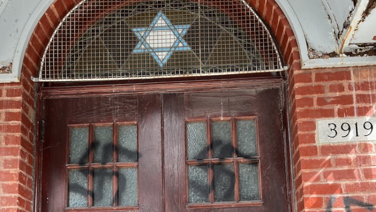 Историческую синагогу Монреаля осквернили свастикой