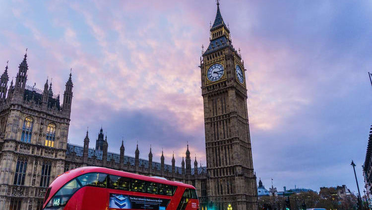 130 британских парламентариев призвали правительство признать КСИР террористической организацией