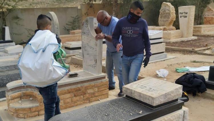 Бедуины-волонтеры отремонтировали оскверненное еврейское кладбище в Израиле