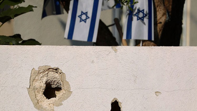Террористы обстреливают центр Израиля, в Ашкелоне ракетой повреждена жилая многоэтажка