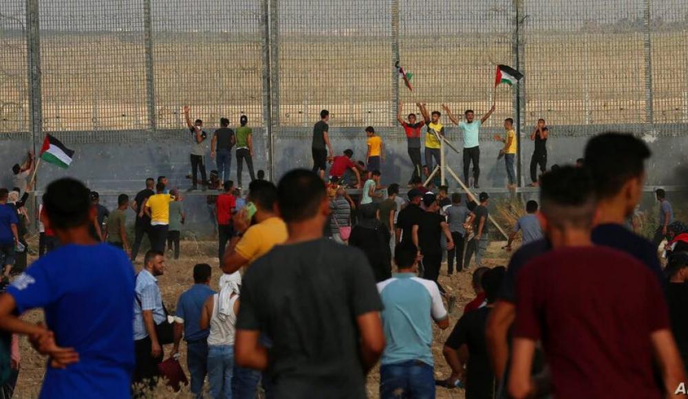Во время беспорядков на границе с Газой палестинцы бросили 3 взрывных устройства, тяжело ранен боец МАГАВ