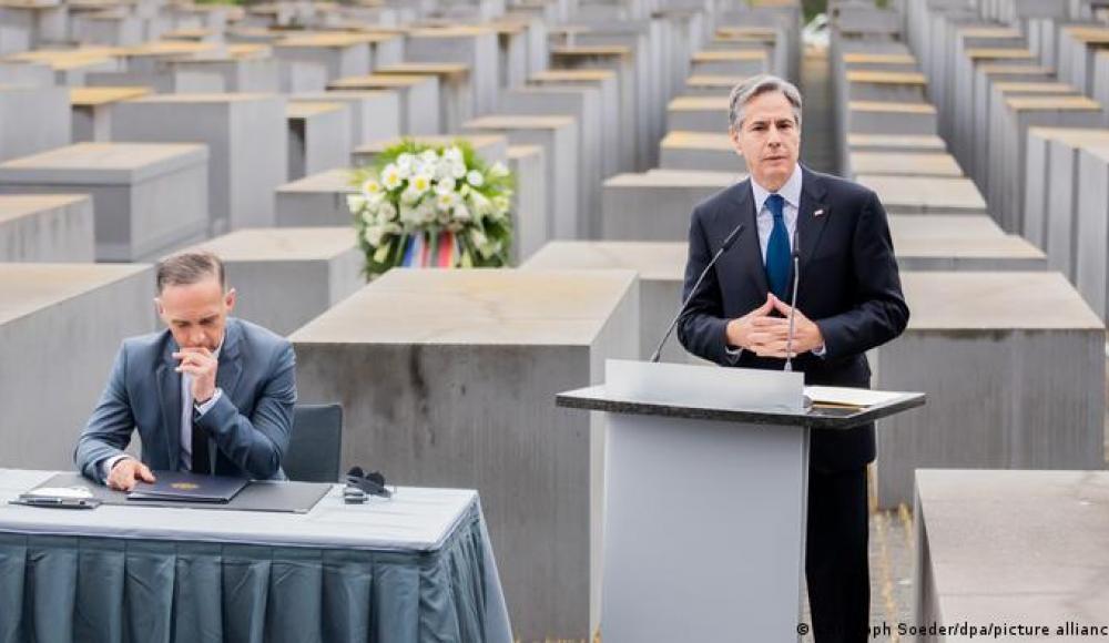 Глава МИД Германии и госсекретарь США посетили мемориал Холокоста в Берлине