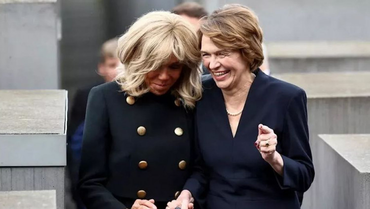 Жен президентов Франции и Германии сфотографировали смеющимися на мемориале Холокоста в Берлине