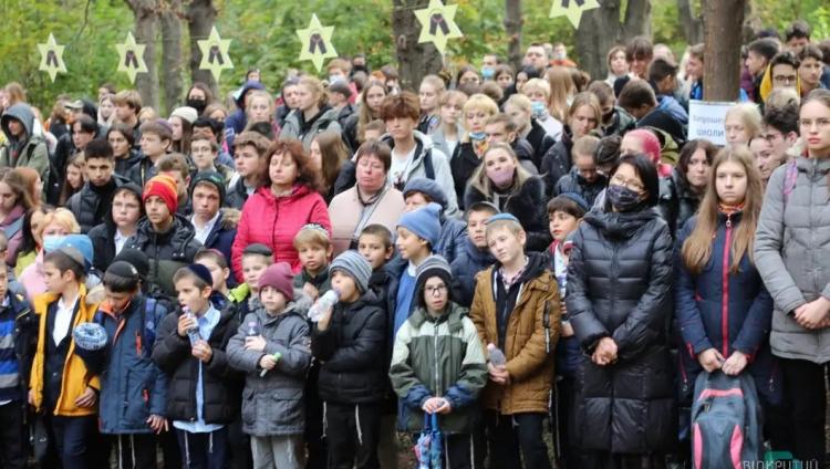 В Днепре сотни людей вышли на митинг в память о расстрелянных нацистами евреях