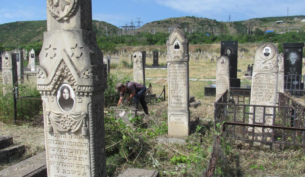 На еврейском кладбище Дербента