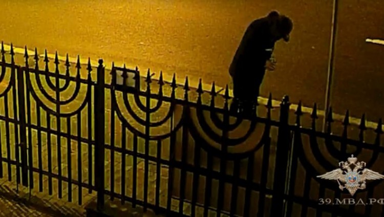 В Калининграде пьяный бармен нацарапал свастику на входе в синагогу