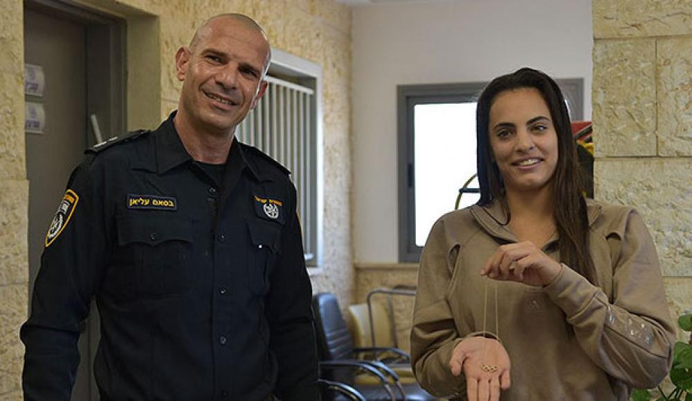 Полиция вернула Линой Ашрам украденную олимпийскую цепочку