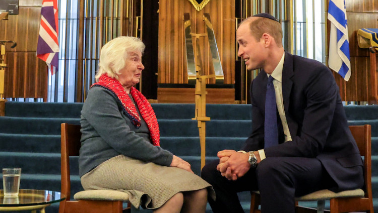 Принц Уэльский посетил лондонскую синагогу и встретился с пережившей Холокост