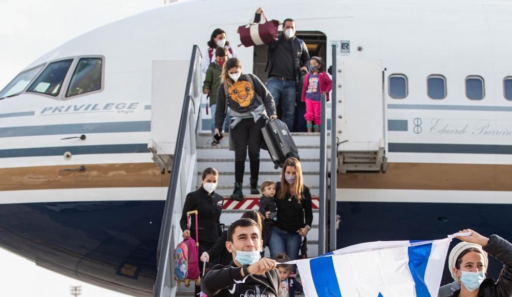 137 репатриантов из Южной Америки прибыли в Израиль после 40-дневной задержки