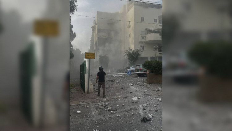 Террористы выпустили новые ракеты по югу Израиля: в Реховоте прямое попадание в жилой дом