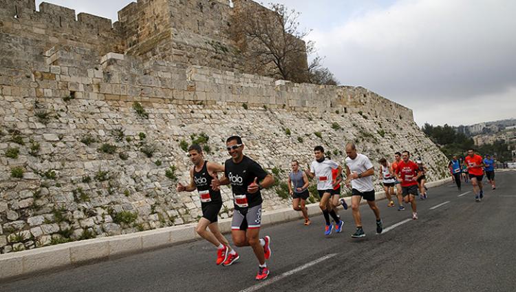 Порядка 20 000 человек участвуют в десятом Иерусалимском марафоне