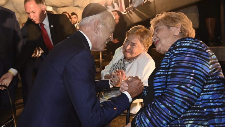 Байден преклонил колени перед пережившими Холокост