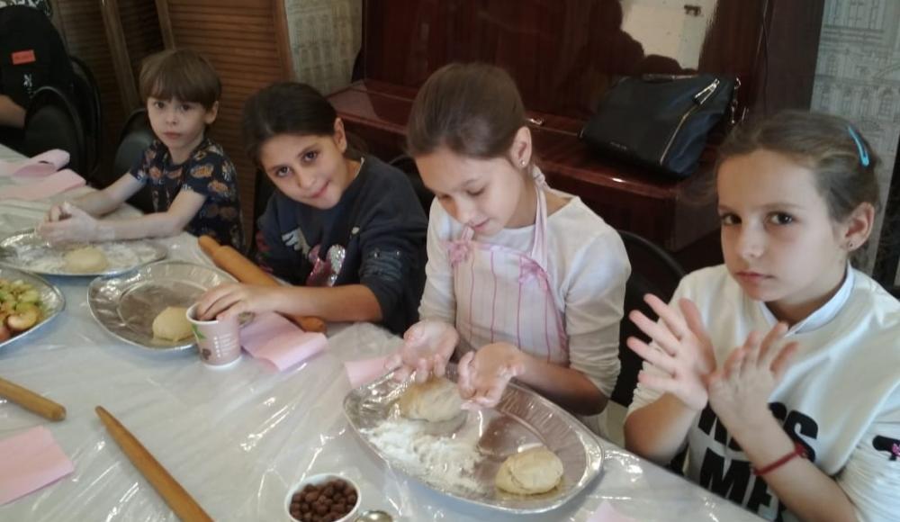В ставропольской воскресной еврейской  школе прошел мастер-класс по изготовлению ханукальных пончиков