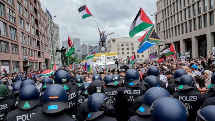 Участники массового антисемитского митинга перед Главной синагогой Мюнхена призывали к уничтожению Израиля