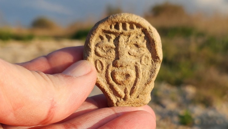 Семейная прогулка израильской пары закончилась находкой древнего артефакта