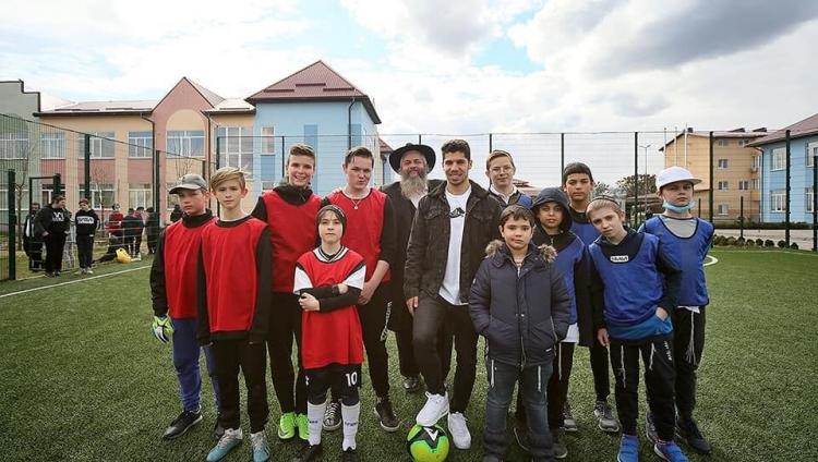 Израильский футболист донецкого «Шахтера» посетил еврейский поселок под Киевом