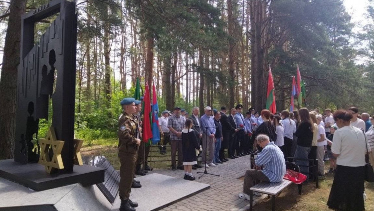 В Сураже почтили память жертв ВОВ: на древнем еврейском кладбище открыт обновленный мемориал