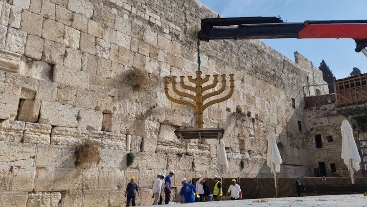 У Стены Плача в Иерусалиме установили ханукальную менору