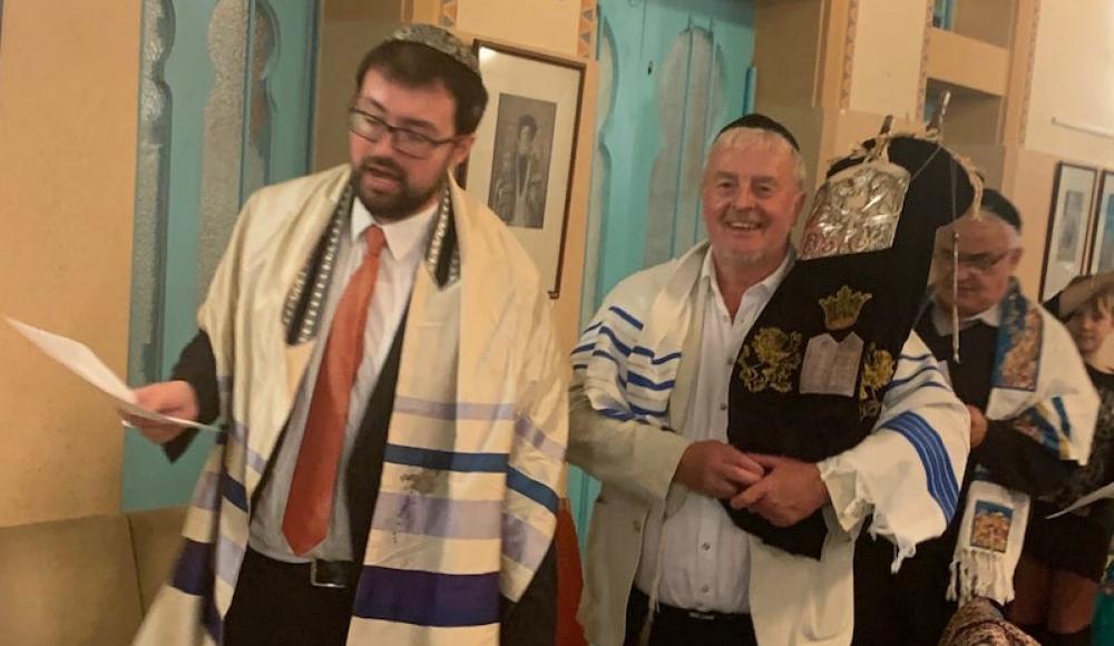 Евреи Праги отпраздновали Симхат Тора со свитком из «Еврейского музея» Третьего Рейха