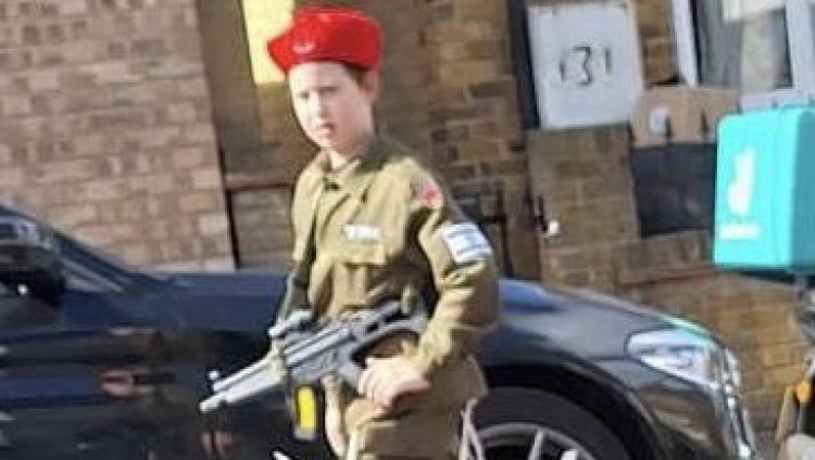 Еврейского школьника из Лондона «затроллили» в соцсетях за костюм десантника ЦАХАЛа на Пурим