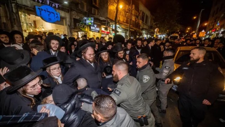 Протестующие против продажи некошерных телефонов харедим устроили столкновения с полицией в Иерусалиме