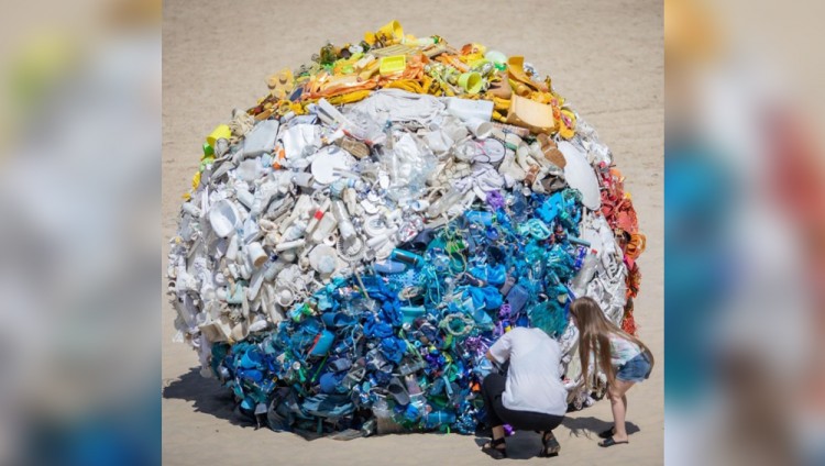 Тель-Авив удивил пляжной скульптурой из мусора весом в четверть тонны