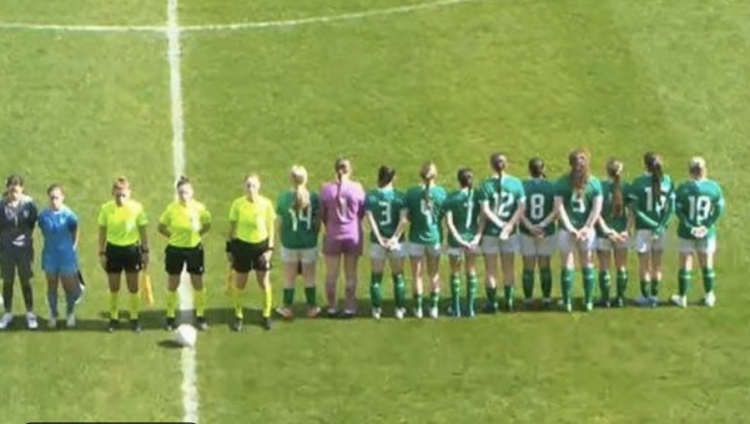 Ирландская женская сборная по футболу развернулась задом во время звучания гимна Израиля 