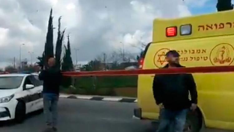 Трое израильтян ранены выстрелами из автомобиля на дороге на Западном берегу