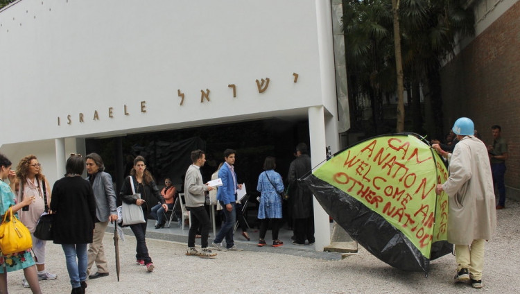 Израиль примет участие в Венецианской биеннале несмотря на призывы к запрету