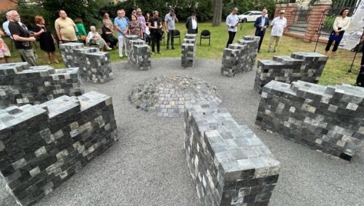 «Возвращение камней». Мемориал из еврейских надгробий открыли в Праге