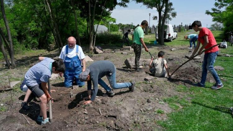 Цыганские подростки восстанавливают заброшенное еврейское кладбище в Словакии