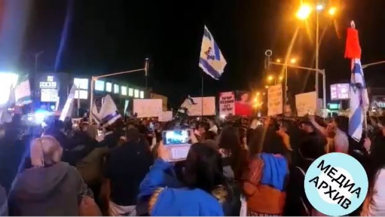 Демонстрация протеста на месте теракта в Беэр-Шеве: собравшиеся исполнили гимн Израиля