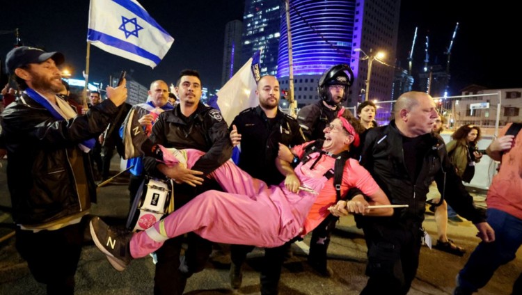 После выступления Нетаньяху в Тель-Авиве вышли на улицы тысячи протестующих