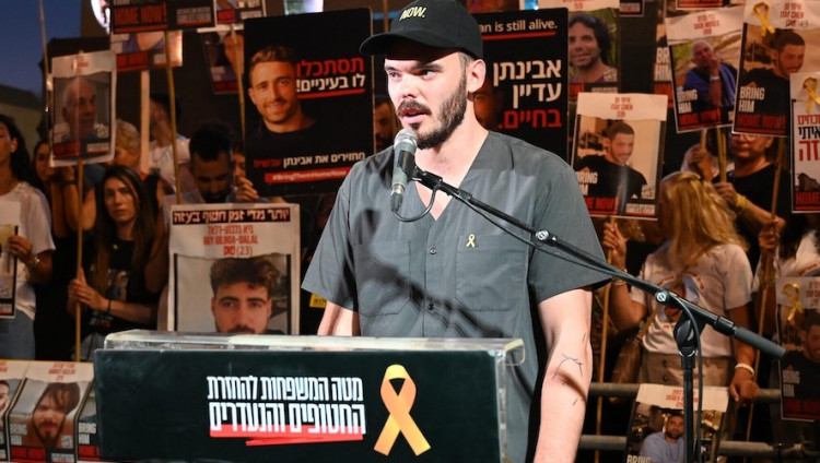 Освобожденный из плена Андрей Козлов призвал к сделке с ХАМАС на митинге в Тель-Авиве