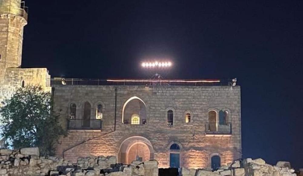 Под Иерусалимом с крыши мечети сняли ханукальную менору после протеста палестинцев