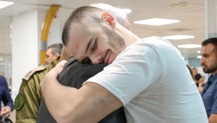 Родители освобожденного из плена ХАМАС россиянина Андрея Козлова вылетели к сыну в Израиль